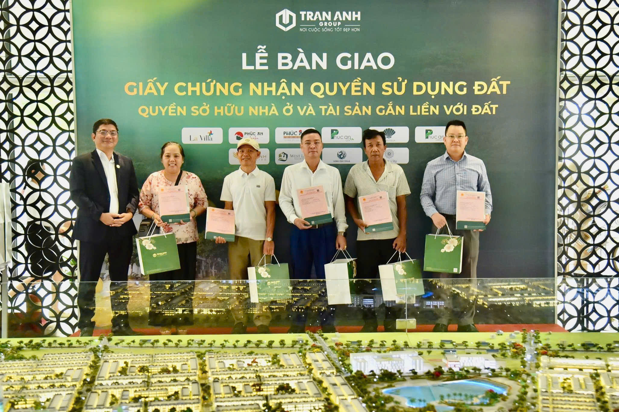 TRẦN ANH GROUP TIẾP TỤC BÀN GIAO 215 SỔ HỒNG DỰ ÁN PHÚC AN GARDEN