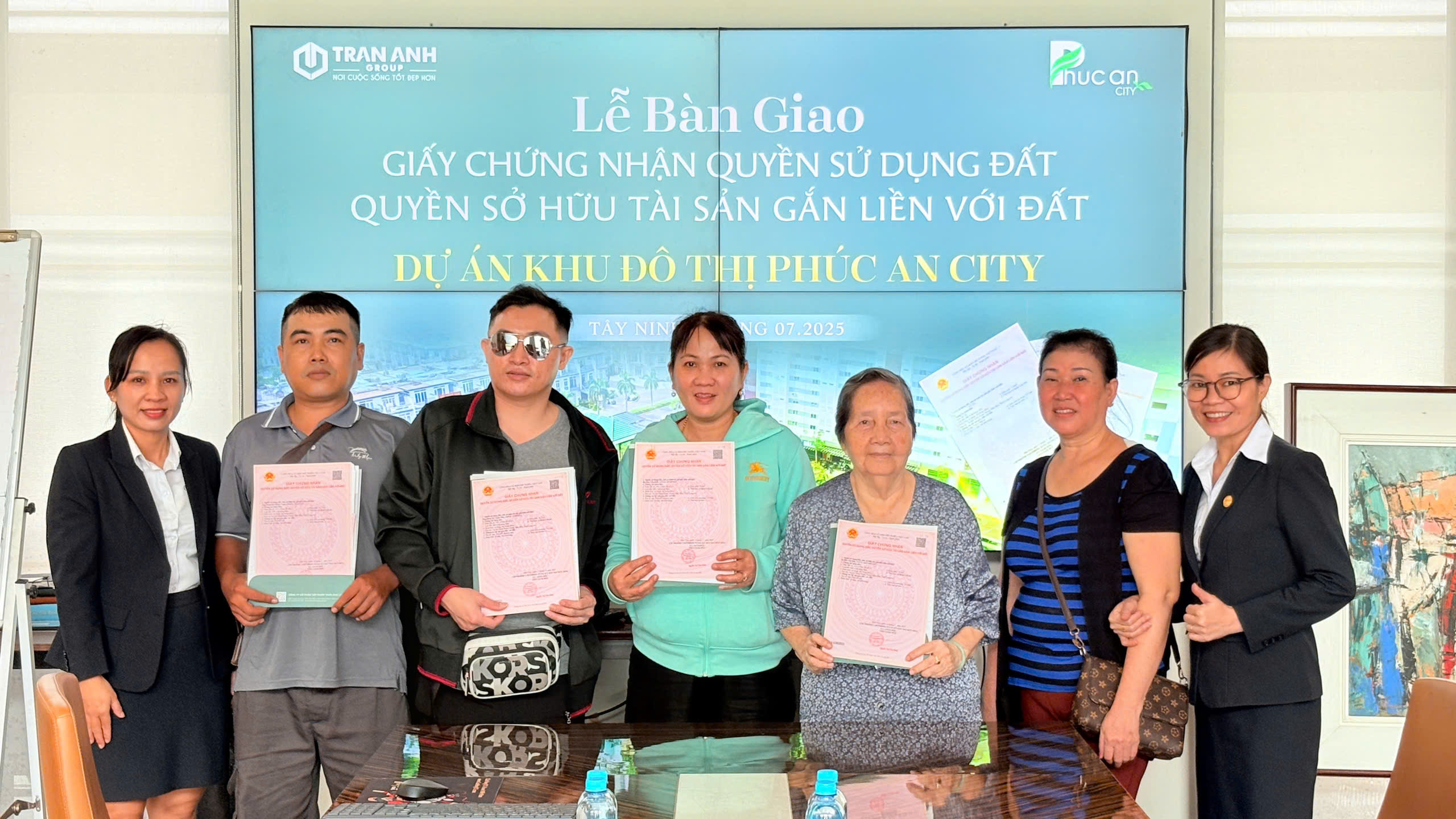 Trần Anh Group tiếp tục bàn giao sổ hồng cho khách hàng Phúc An City